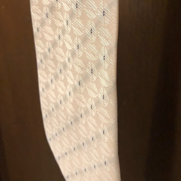 Louis Vuitton Tie/ Blush - Picture 3 of 11